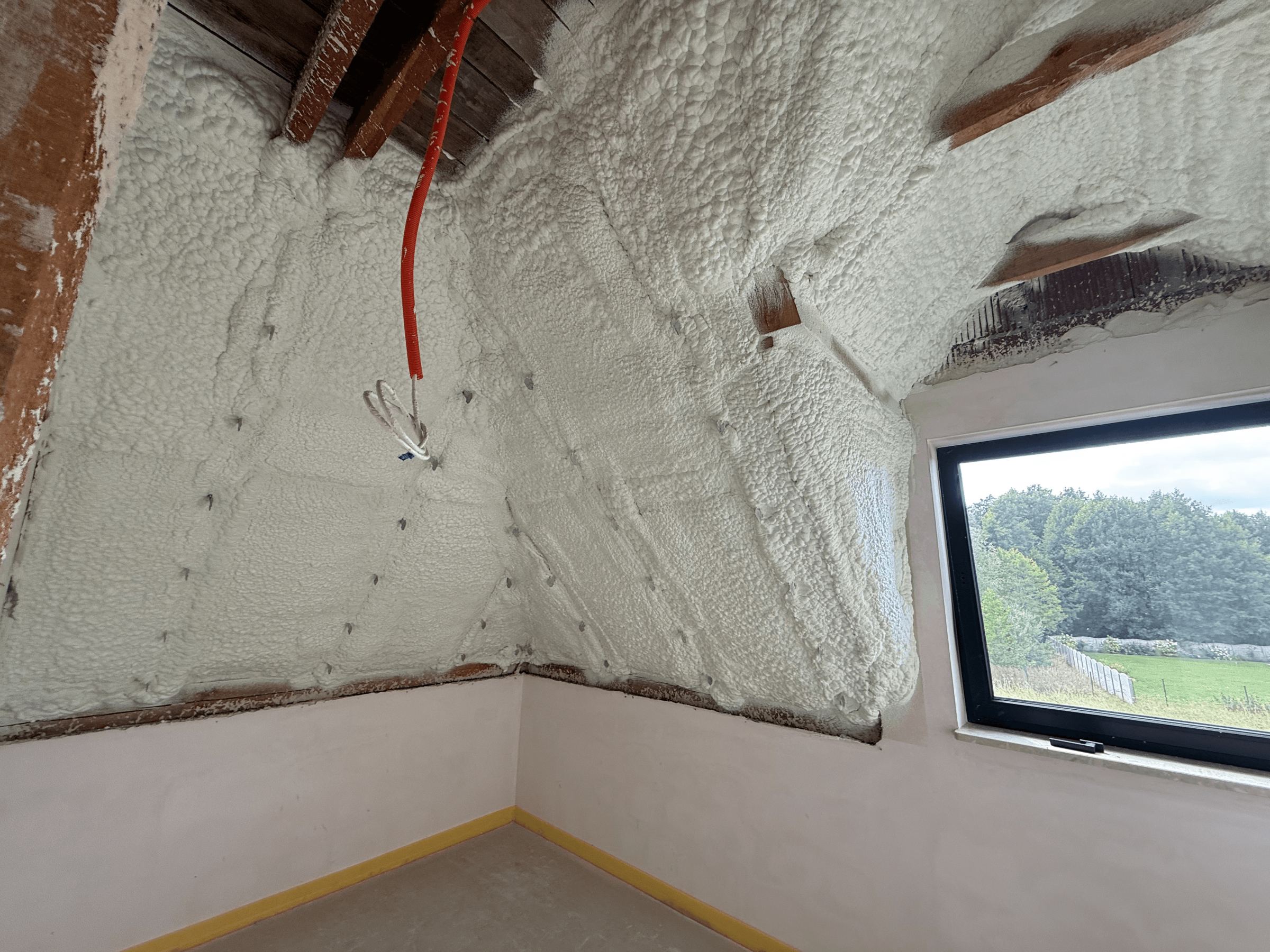 Ocieplenie poddasza pianką PUR – skuteczna izolacja dla nowoczesnych domów