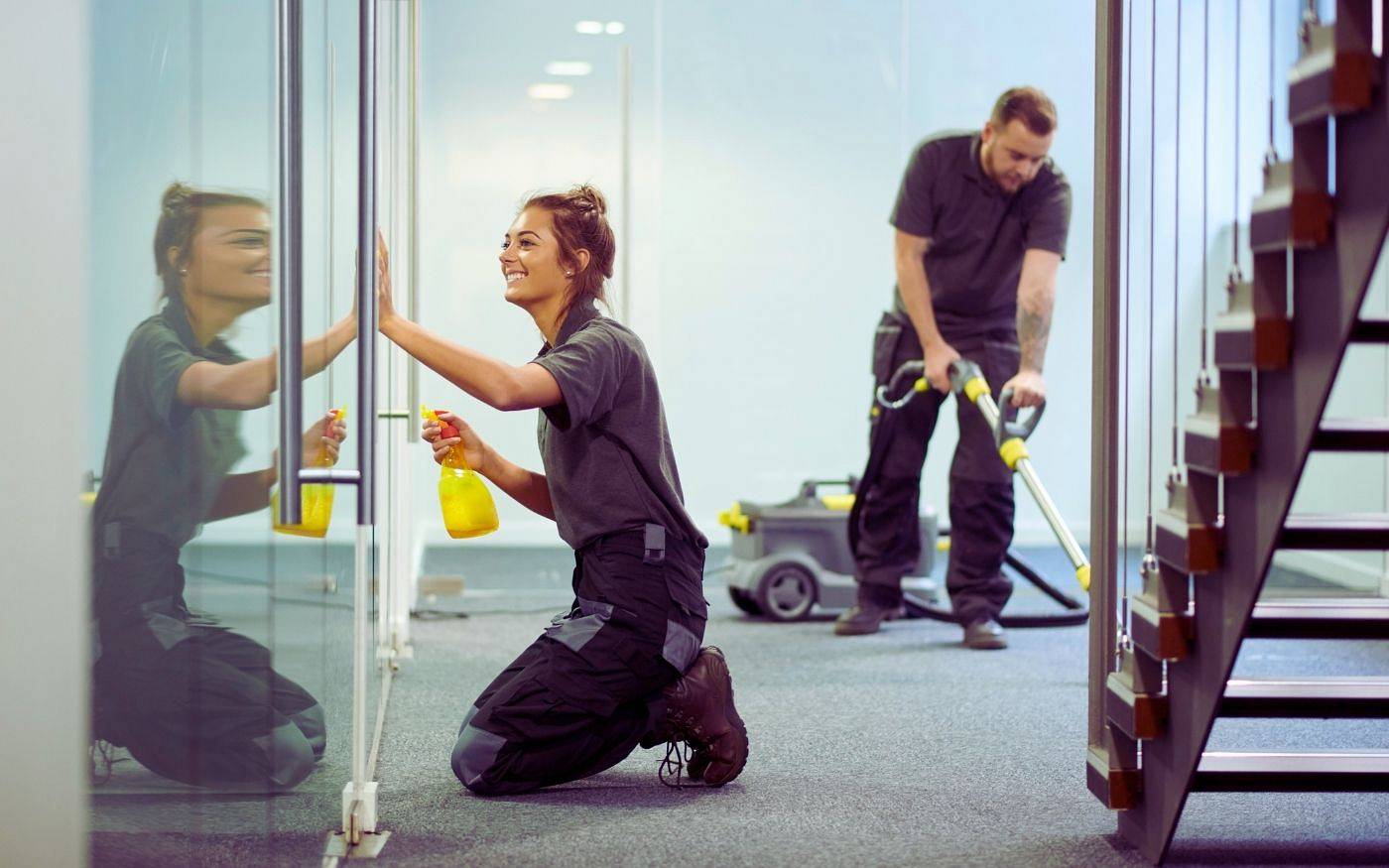 Sprzątanie dużych kompleksów biurowych – dlaczego kluczowy jest dobry serwis sprzątający?
