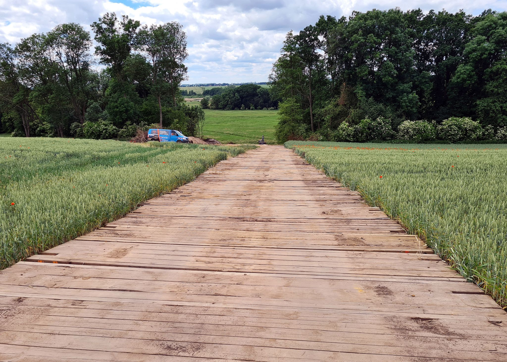 drewniana droga dojazdowa