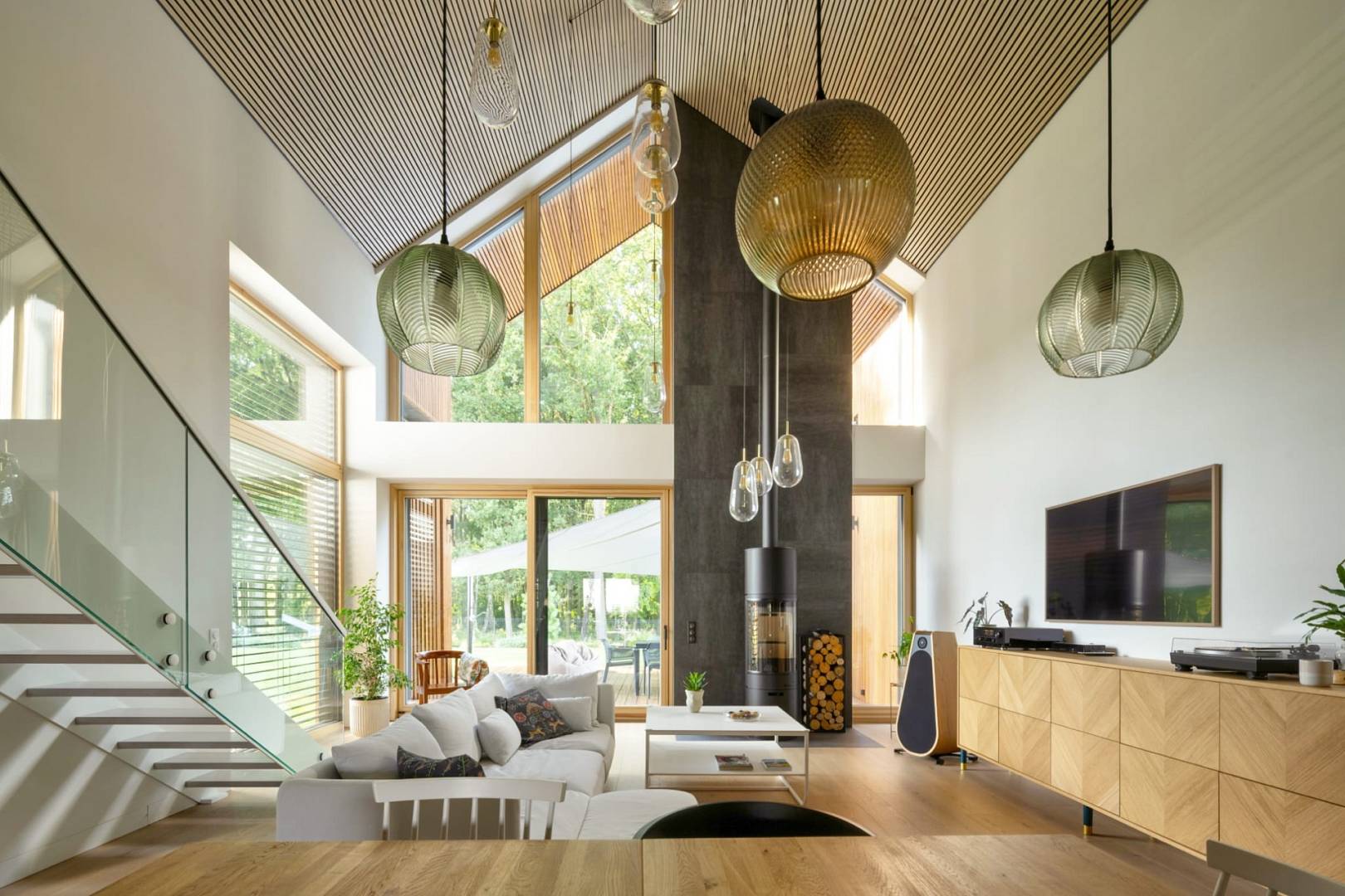 Drewniane okna w nowoczesnym domu – idealne połączenie designu i funkcjonalności