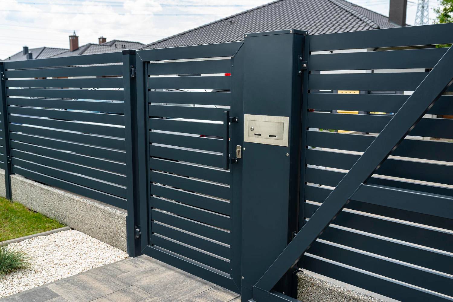 Ogrodzenie frontowe – wizytówka Twojego domu. Jakie wybrać